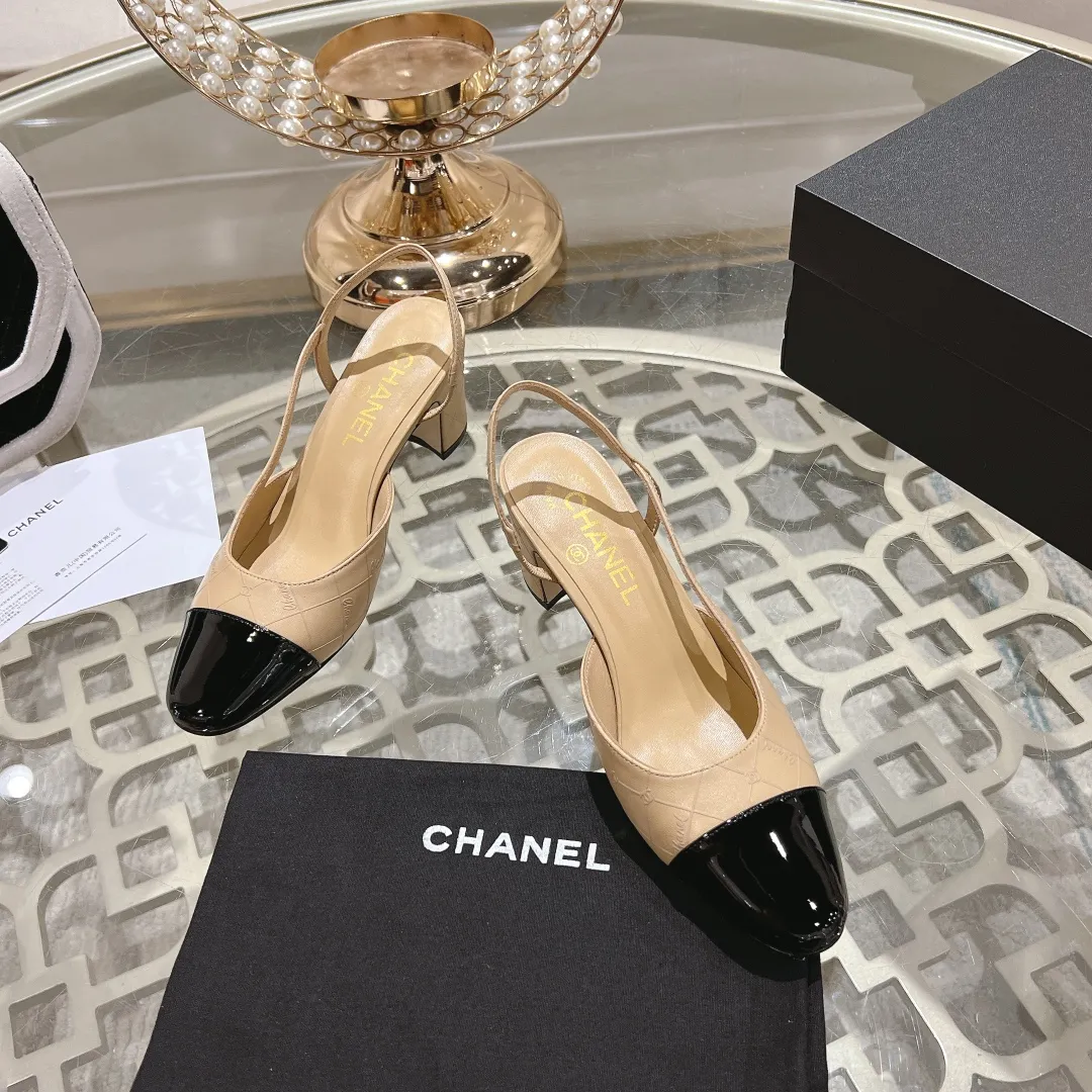 👟👟Ex-factory price 540👟👟 CHANEL Xiangjia 24vs spring and summer new fashion sandals series... Chanel is a very comprehensive noble fashion lifestyle brand. The same models are sold by major fashion bloggers and celebrities in Hong Kong, the United States, and other countries. They are simply beautiful. I fall in love with elegance and the playful sense of the future. I want to own them right away just by looking at them. But you can really think about a pair of exquisite high heels. This series is specially designed for extraordinary and indifferent ladies to create a unique overall effect. CHANEL designs products that inspire women to move forward and highlight their charm... 1️⃣Material: Original customized patent leather + imported sheepskin 2️⃣Inner lining: Original customized imported sheepskin 3️⃣Feet: Original customized imported sheepskin 4️⃣Outsole: Genuine leather sole imported from Italy 5️⃣Heel height: 2.5cm/6.5cm/9cm 6️⃣Number: 34-43 (34.40.41.42.43 customization is not returnable) 7️⃣Packaging: The latest and exquisite full set of packaging at the counter